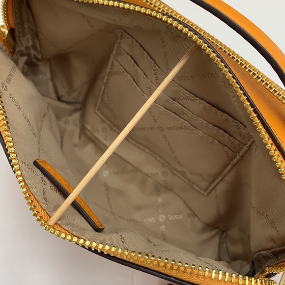 MICHAEL KORS JET SET ITEM MEDIUM DOUBLE ZIP PHONE XBODY HONEYCOMB COLOR
NWT - Picture 12 of 16